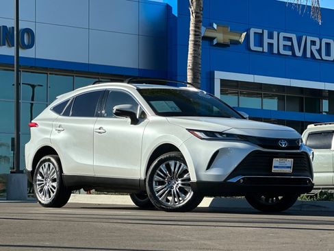 Used 2024 Toyota Venza XLE image 2