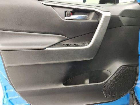 Used 2021 Toyota RAV4 XLE Premium image 11