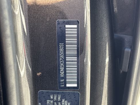 Used 2025 Kia Carnival FWD image 30