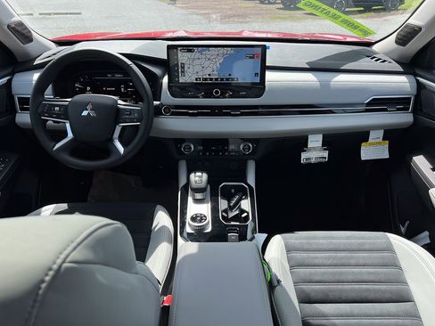 New 2025 Mitsubishi Outlander SE image 33