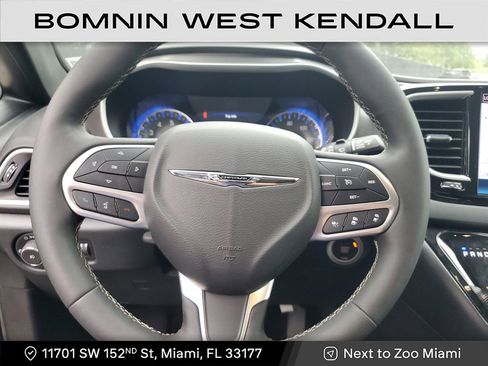 Used 2025 Chrysler Pacifica Select image 29