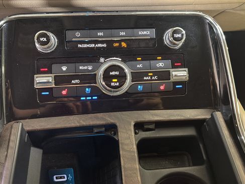 Used 2019 Lincoln Navigator L Select RWD image 18