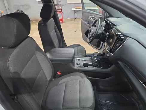 Used 2023 Chevrolet Traverse LT w/ Rear Camera Mirror Package image 10