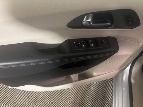 Used 2024 Chrysler Pacifica Touring-L image 15