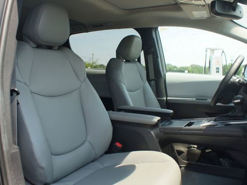 Used 2025 Toyota Sienna XLE w/ XLE Plus Package FWD image 25