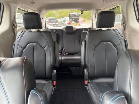 Used 2021 Chrysler Pacifica Touring-L AWD/4WD image 18