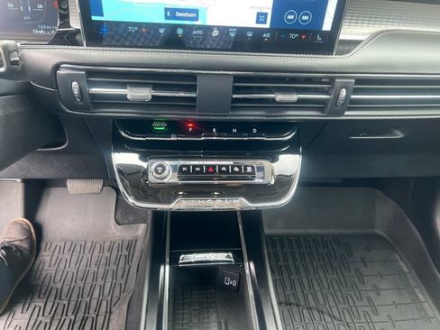 Used 2024 Lincoln Corsair AWD w/ Equipment Group 101A image 22