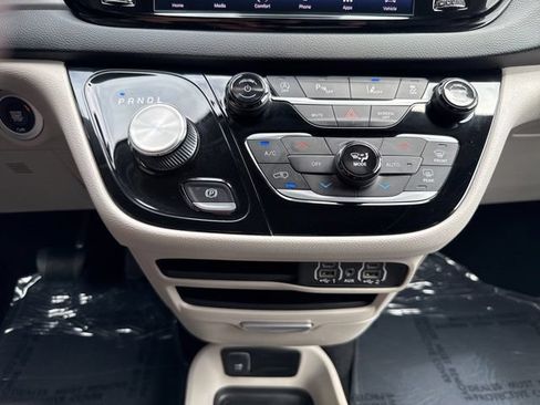Used 2024 Chrysler Pacifica Touring-L FWD image 18