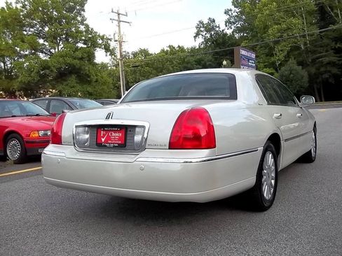 Used 2005 Lincoln Town Car Signature RWD image 3