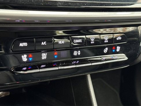 Used 2022 Chevrolet Bolt EUV LT w/ Convenience Package image 28