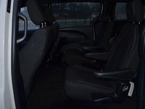 Used 2021 Chrysler Pacifica Touring w/ S Appearance Package image 8