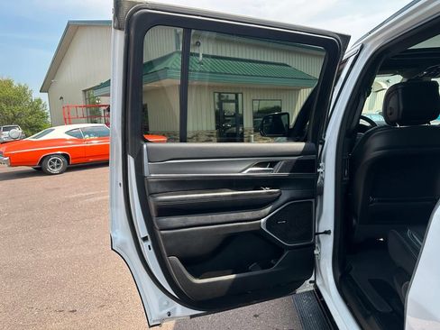 Used 2024 Jeep Wagoneer Series II AWD/4WD image 21