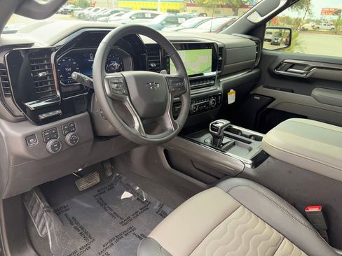 Used 2025 Chevrolet Silverado 1500 ZR2 w/ Technology Package image 8
