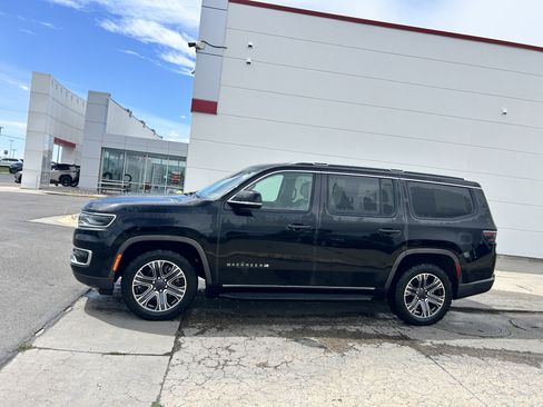 Used 2022 Jeep Wagoneer Series III AWD/4WD image 2