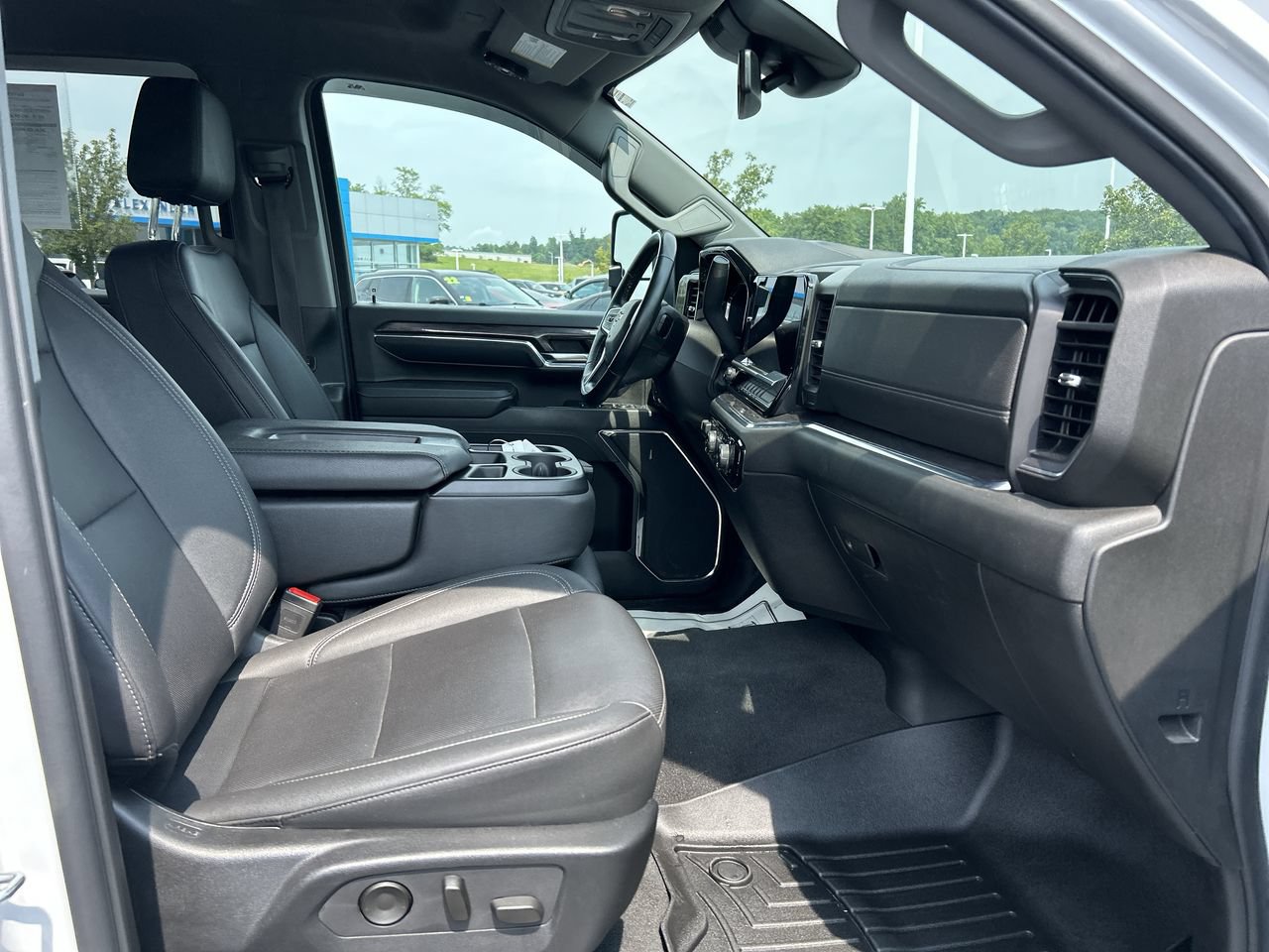 Used 2024 Chevrolet Silverado 2500 LTZ AWD/4WD image 15