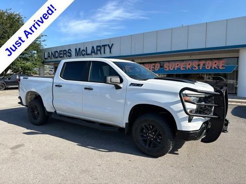 Used 2024 Chevrolet Silverado 1500 Custom Trail Boss w/ Dark Appearance Package AWD/4WD image 1