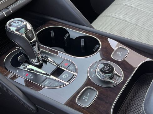 Used 2021 Bentley Bentayga Plug-In Hybrid AWD/4WD image 34