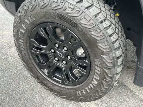 Used 2022 Chevrolet Silverado 1500 ZR2 w/ Technology Package image 9