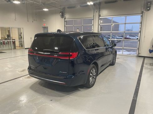 Used 2023 Chrysler Pacifica Touring-L w/ Uconnect Theater Family Group image 5