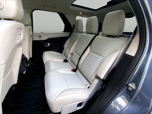 Used 2025 Land Rover Discovery S AWD/4WD image 19