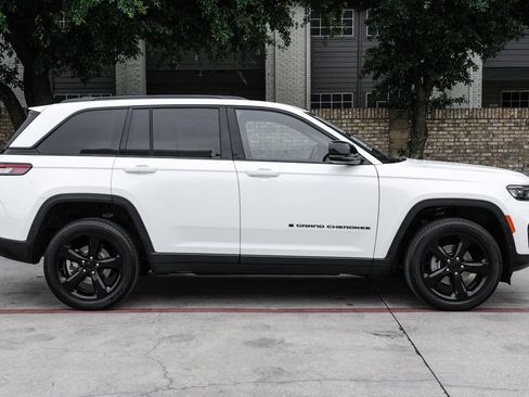 Used 2023 Jeep Grand Cherokee Altitude AWD/4WD image 14