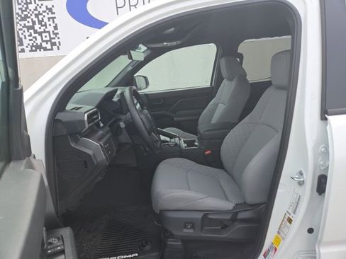 Used 2025 Toyota Tacoma SR5 AWD/4WD image 15
