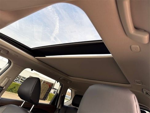 Used 2023 Nissan Rogue SV w/ SV Premium Package image 13