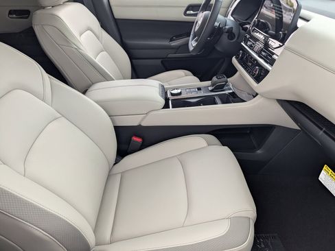 New 2025 Nissan Pathfinder SL image 30