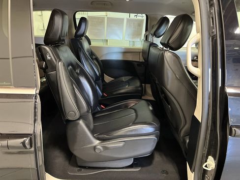 Used 2023 Chrysler Pacifica Touring-L FWD image 26