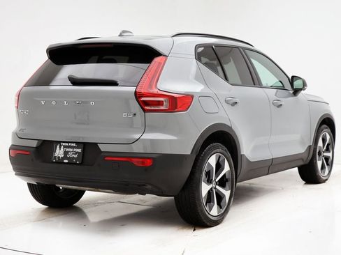 Used 2025 Volvo XC40 B5 Plus image 8
