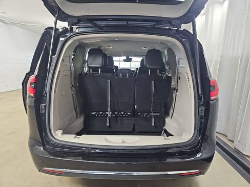 Used 2023 Chrysler Pacifica Touring-L FWD image 17
