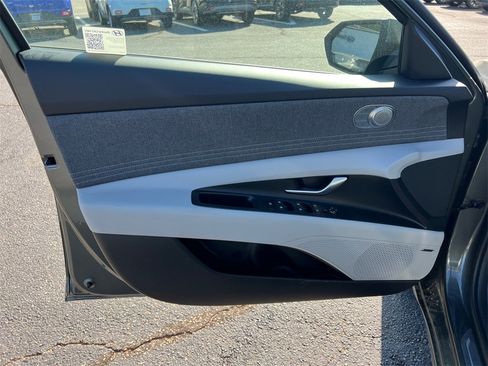 Certified 2025 Hyundai Elantra Limited image 10