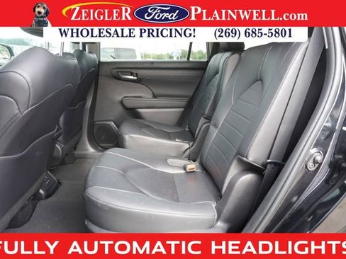 Used 2023 Toyota Highlander XLE image 12
