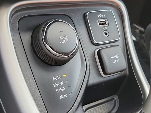 Used 2021 Jeep Compass Latitude w/ Sun and Sound Group AWD/4WD image 36