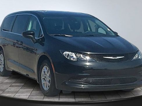 Used 2023 Chrysler Voyager LX FWD image 3