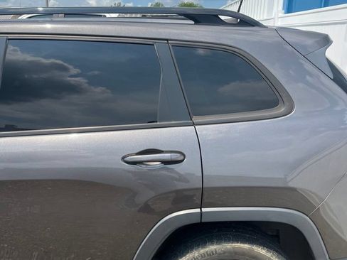 Used 2019 Jeep Cherokee Latitude Plus FWD image 10