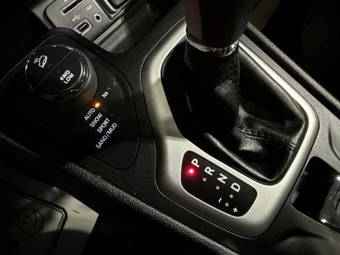 Used 2017 Jeep Cherokee Overland w/ Technology Group AWD/4WD image 18