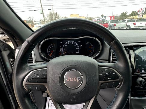 Used 2019 Jeep Grand Cherokee Laredo AWD/4WD image 12