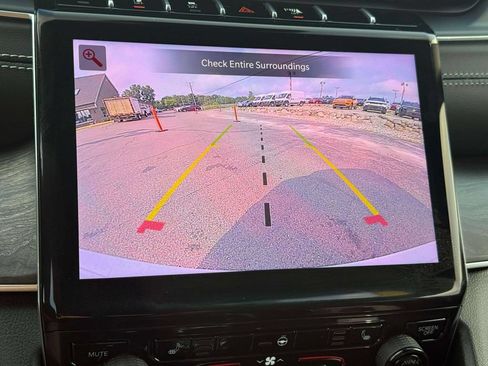 Used 2025 Jeep Grand Cherokee Limited AWD/4WD image 23