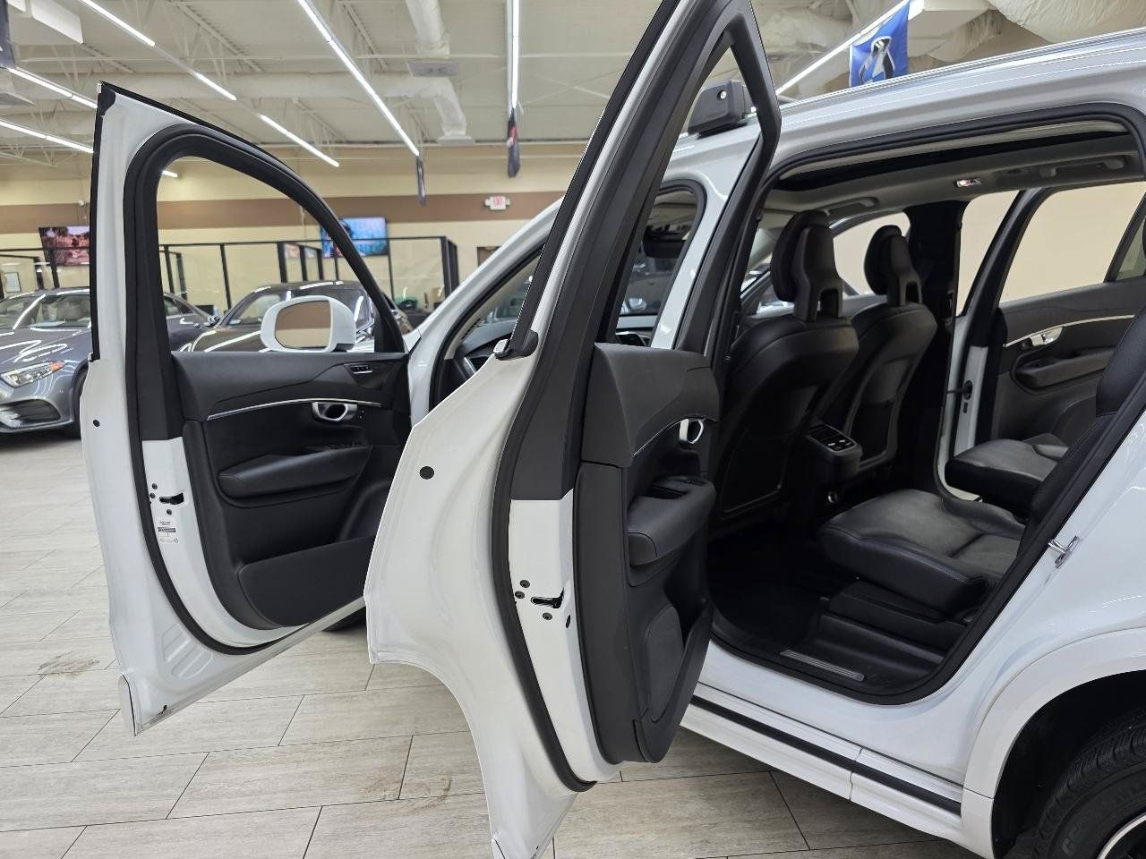 Used 2020 Volvo XC90 T6 Momentum AWD/4WD image 17