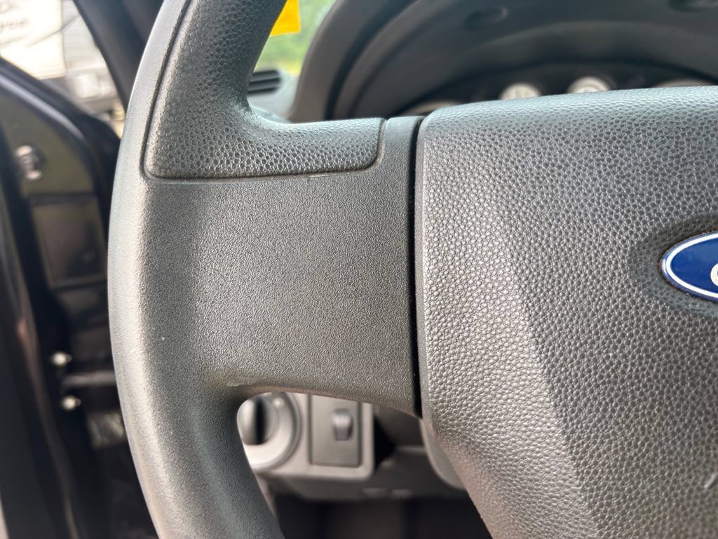Used 2008 Ford Focus Sedan FWD image 16