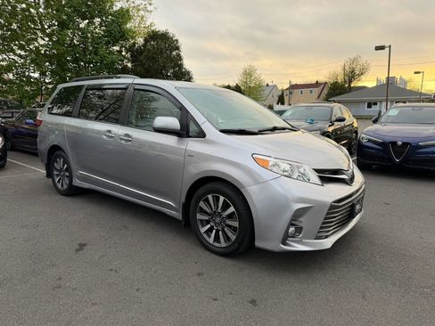 Used 2018 Toyota Sienna XLE w/ XLE Navigation Package AWD/4WD image 12