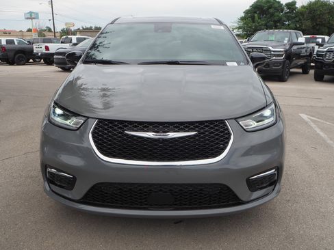 New 2025 Chrysler Pacifica Select w/ Uconnect Theater Family Group image 3