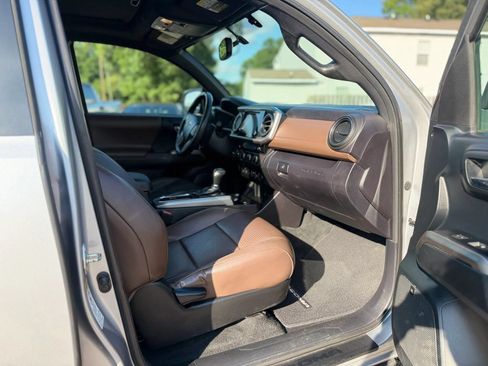 Used 2016 Toyota Tacoma Limited w/ Towing Package AWD/4WD image 15