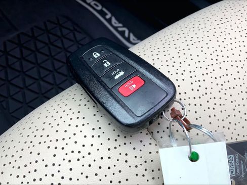 Used 2020 Toyota Avalon Limited image 14