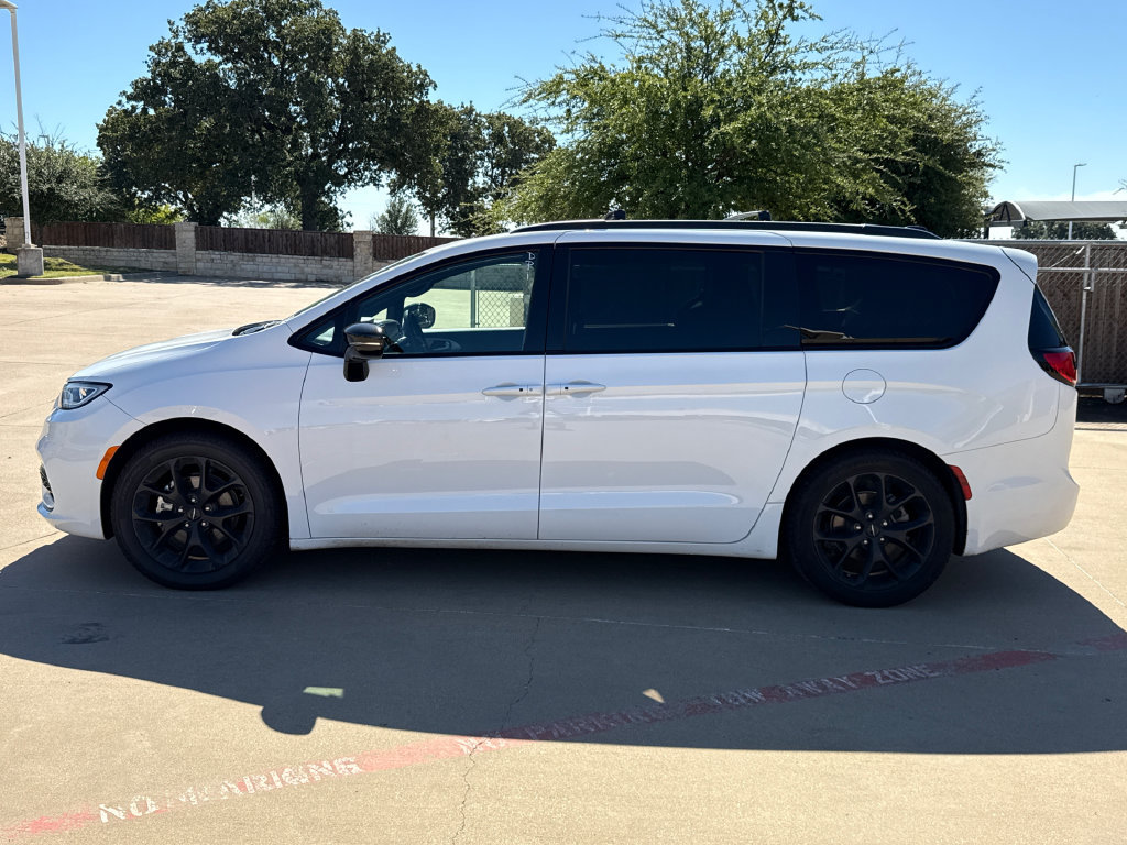 Used 2025 Chrysler Pacifica Limited FWD image 5
