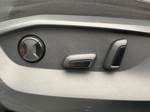 Used 2024 Volkswagen Tiguan SE image 19