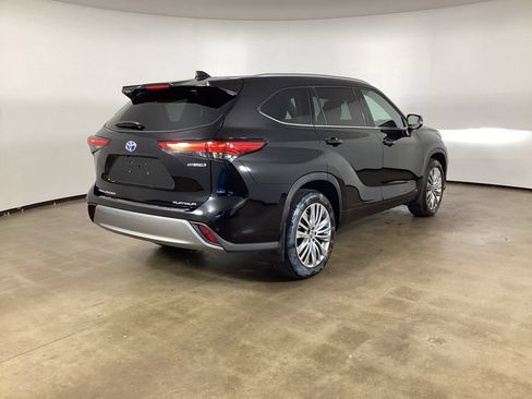 Used 2023 Toyota Highlander Platinum AWD/4WD image 5