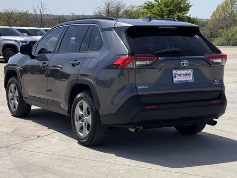 Used 2022 Toyota RAV4 XLE w/ Convenience Package image 4