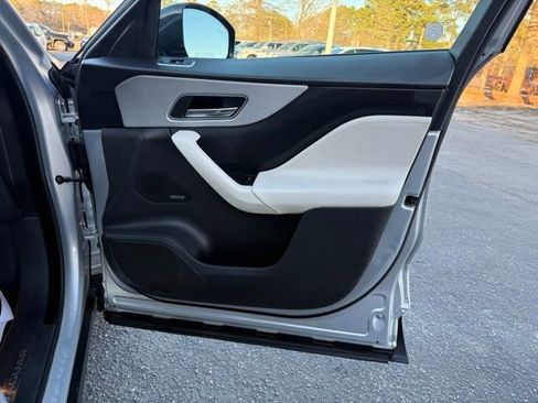 Used 2017 Jaguar F-PACE Prestige image 10